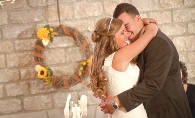 first dance, bride, groom, nashville, travellers rest, barn, wedding
